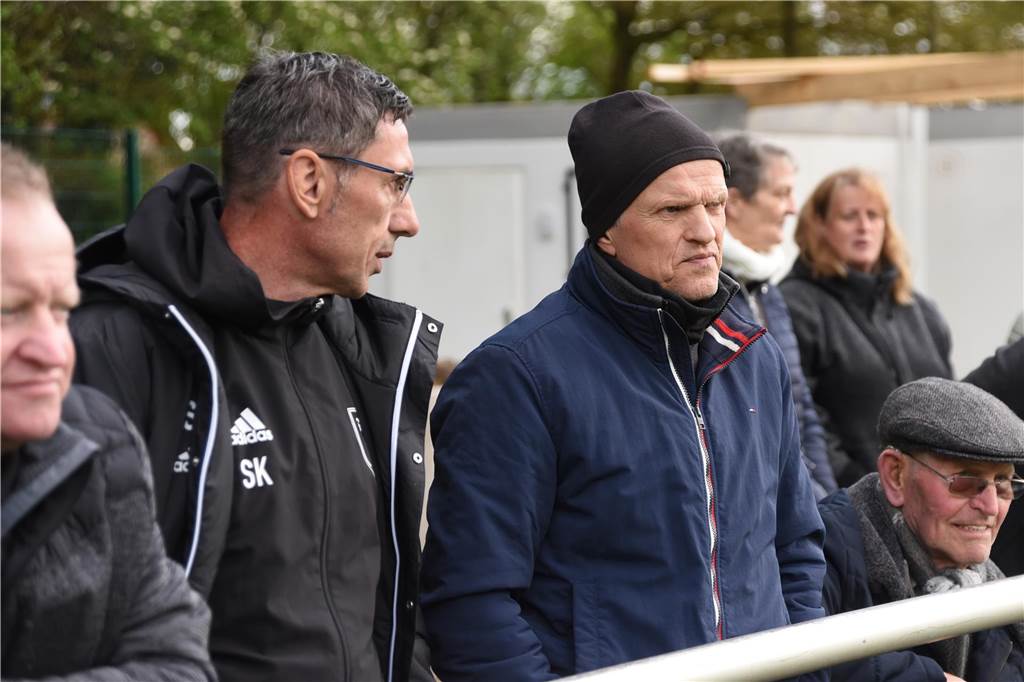 Josef Ovelhey zieht erstes Fazit beim SV Lippramsdorf: „Geld bleibt ein Ausschlusskriterium“ Tauschen sich häufig aus: Lippramsdorfs Sportlicher Leiter Josef Ovelhey (r.) und Trainer Sven Kmetsch.