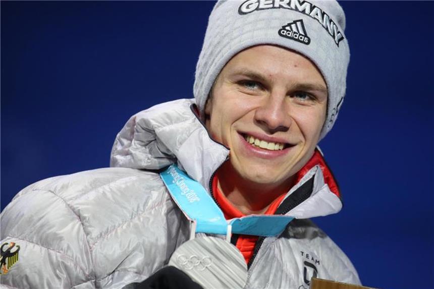 Olympiasieger Wellinger entspannt auf dem Surfbrett Tauscht die Skier vorerst gegen das Surfbrett aus: Olympiasieger Andreas Wellinger. Foto: Michael Kappeler