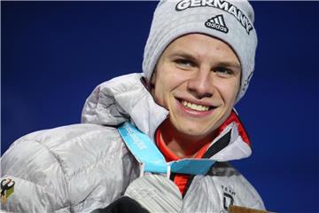 Tauscht die Skier vorerst gegen das Surfbrett aus: Olympiasieger Andreas Wellinger. Foto: Michael Kappeler