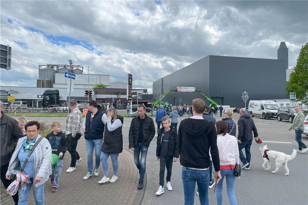 Tausende Besucher bei der Gewerbeschau 2024 im Oedinger Gewerbegebiet.