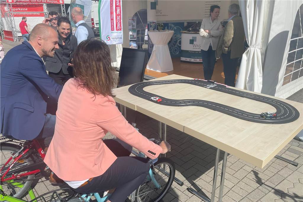 Tausende Besucher bei der Gewerbeschau 2024 im Oedinger Gewerbegebiet.