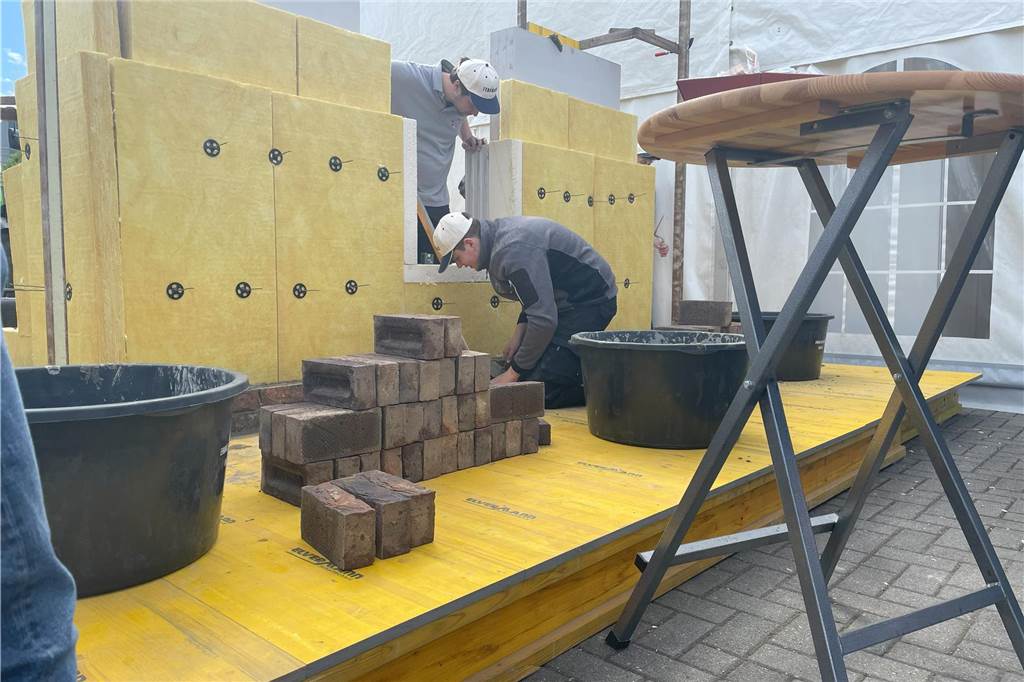 Tausende Besucher bei der Gewerbeschau 2024 im Oedinger Gewerbegebiet.
