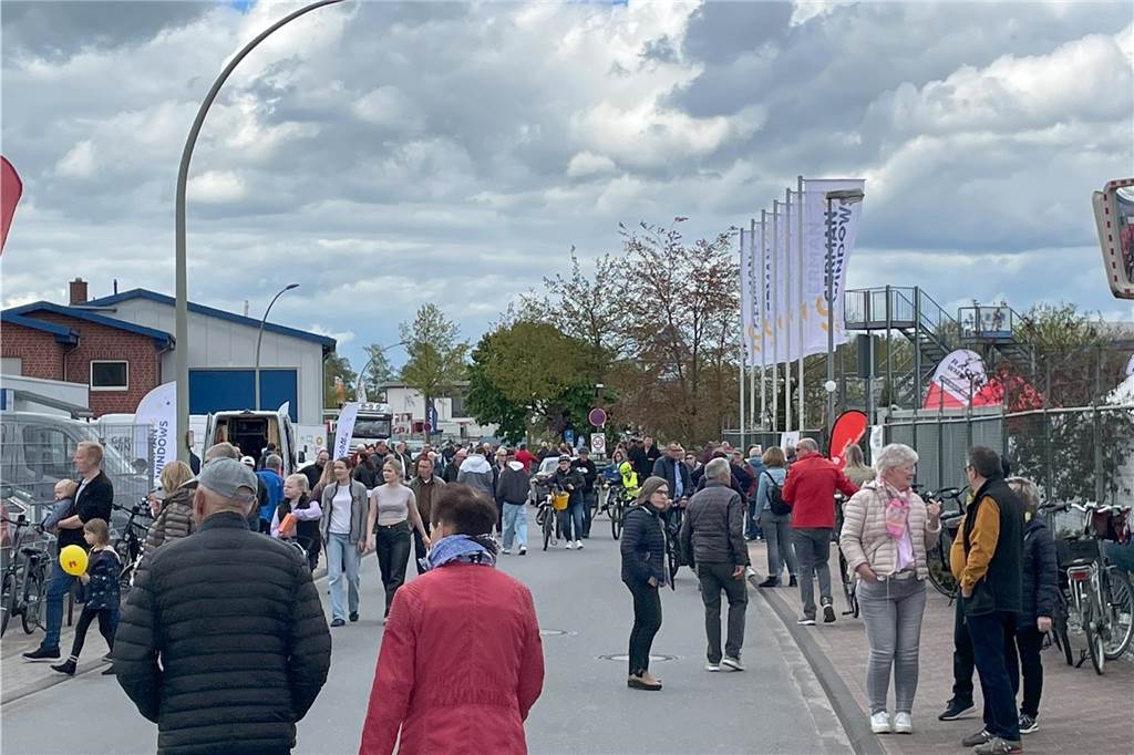 Tausende Besucher bei der Gewerbeschau 2024 im Oedinger Gewerbegebiet.