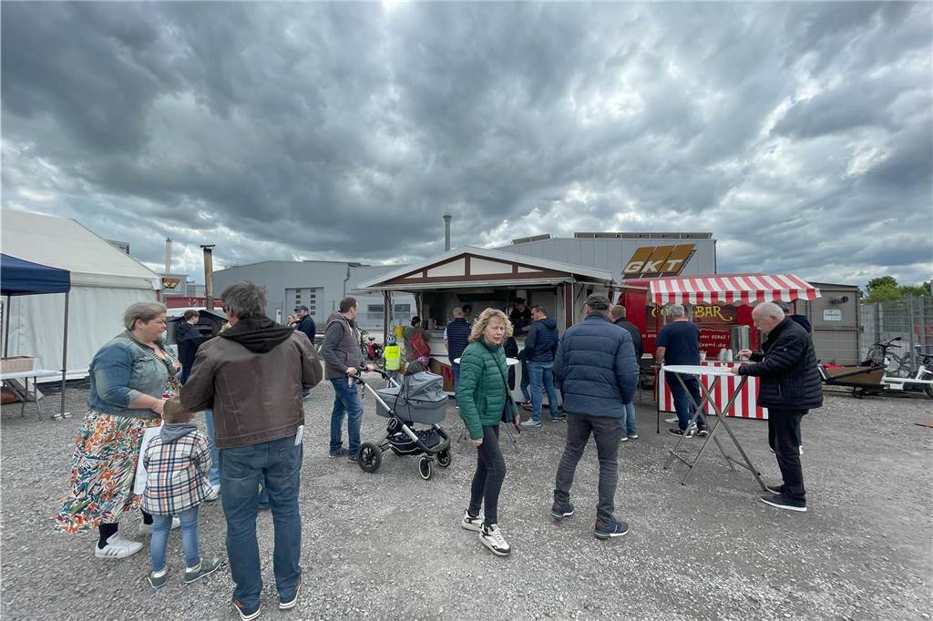 Tausende Besucher bei der Gewerbeschau Südlohn 2024 im Oedinger Gewerbegebiet.