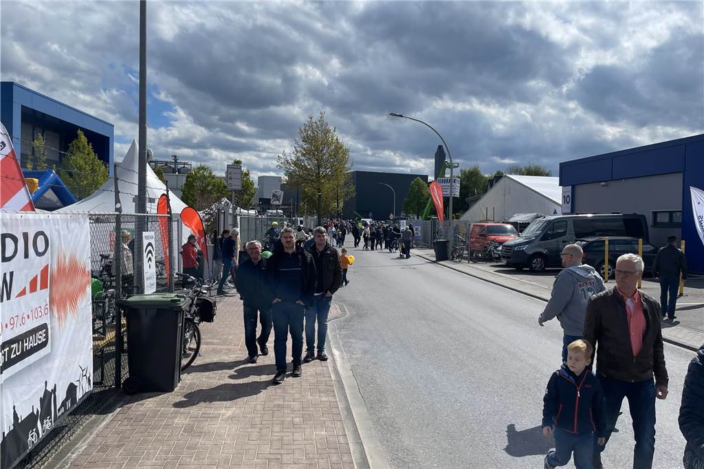 Tausende Besucher bei der Gewerbeschau 2024 im Oedinger Gewerbegebiet.