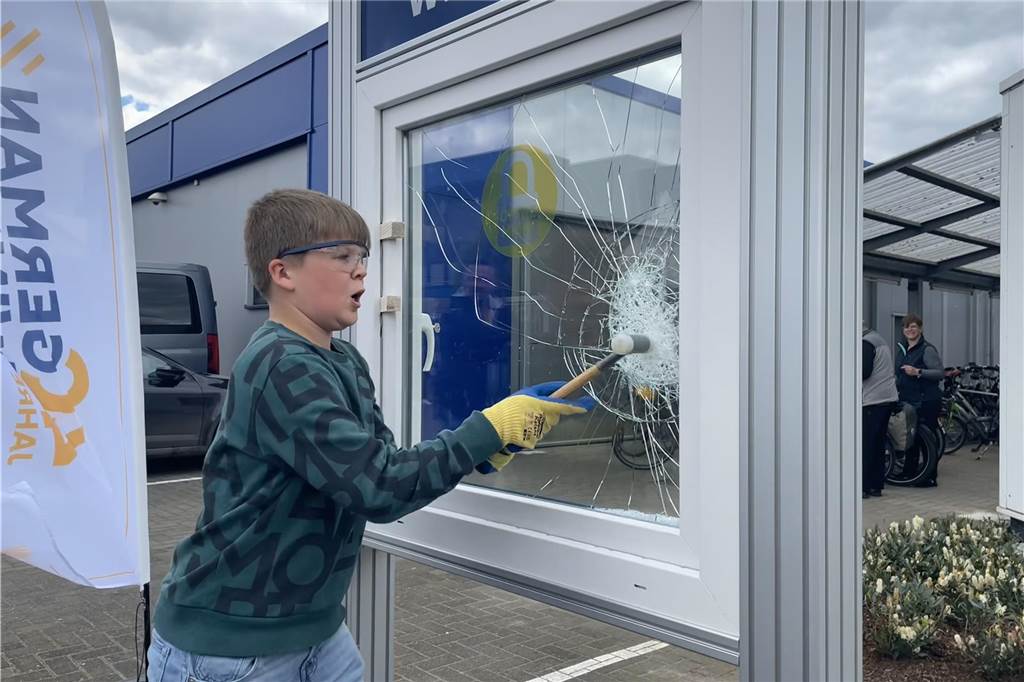 Tausende Besucher bei der Gewerbeschau 2024 im Oedinger Gewerbegebiet.