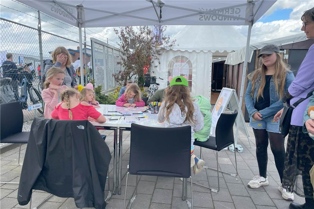 Tausende Besucher bei der Gewerbeschau 2024 im Oedinger Gewerbegebiet.