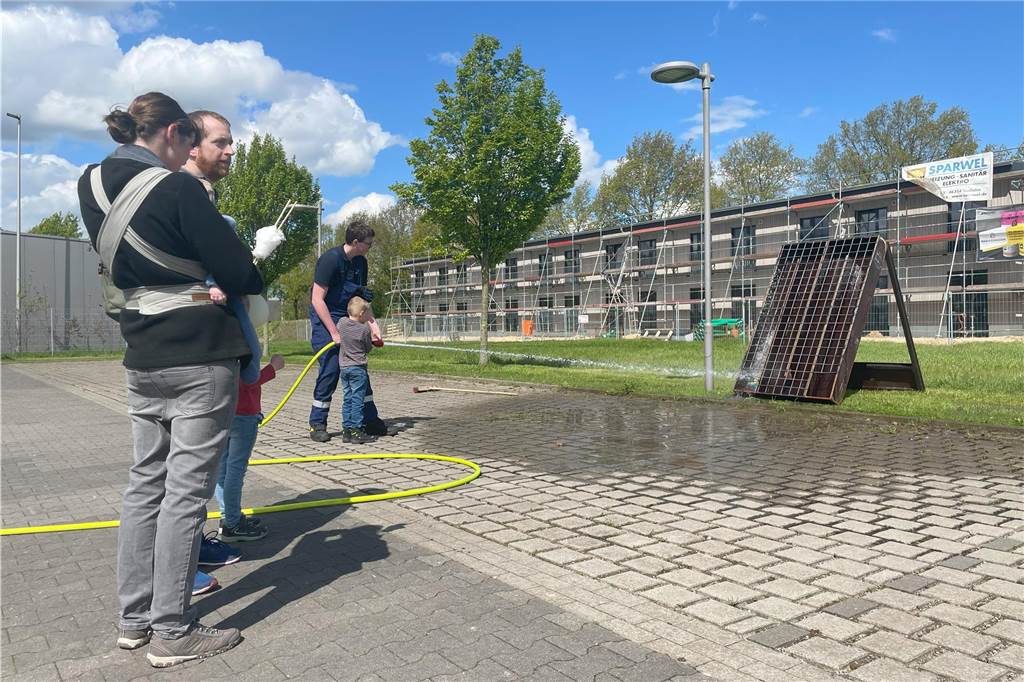 Tausende Besucher bei der Gewerbeschau 2024 im Oedinger Gewerbegebiet.