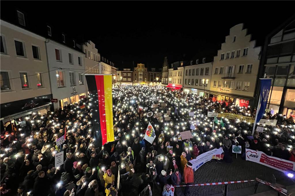 Eindrucksvolles Zeichen für Demokratie auf dem Marktplatz in Dorsten Tausende Besucher beleuchteten mit ihren Smartphones den Marktplatz.