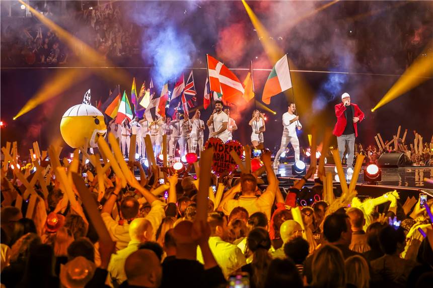 Tausende feiern ohne Maske und Abstand: Aufregung um „Schlagerboom“ Tausende Besucher in der Westfalenhalle beim Schlagerboom: Die Bilder von dicht an dich feiernden Menschen gefielen aber nicht allen Beobachtern.