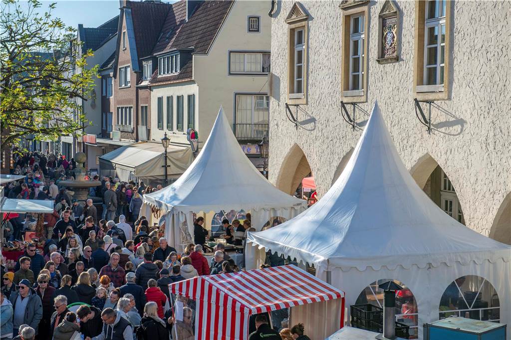 Tausende Besucher kamen am verkaufsoffenen Sonntag in der Halterner Innenstadt. Anlass war der traditionelle Gänsemarkt.