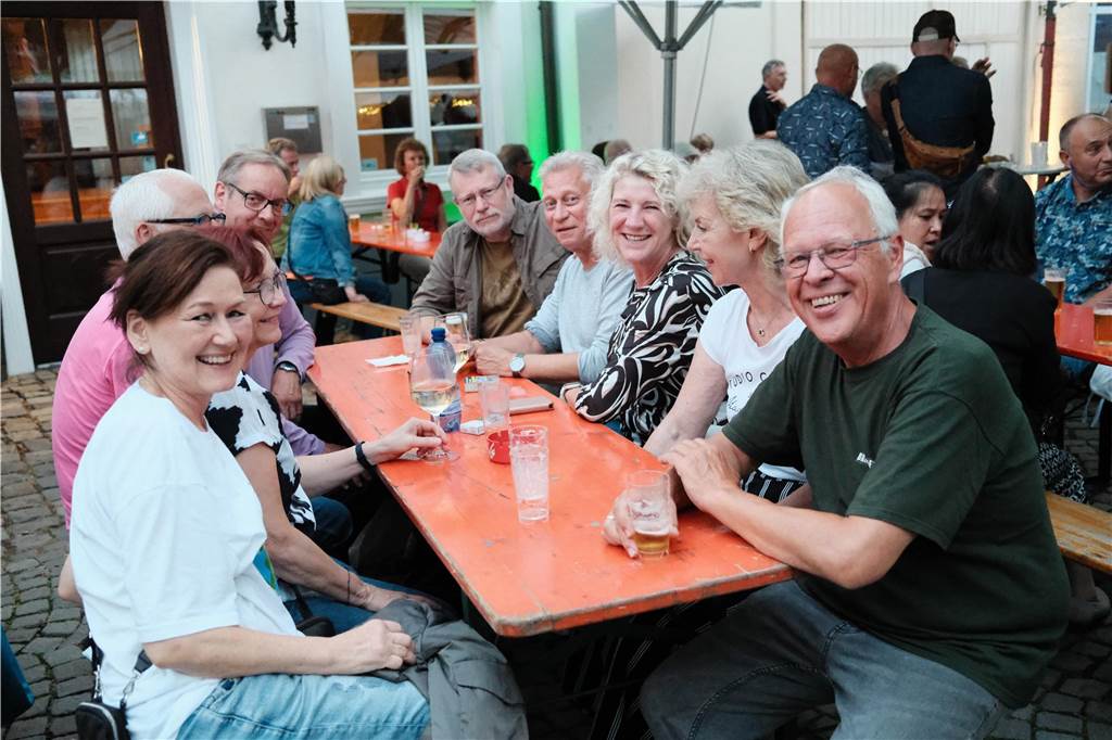 Fazit nach der Lünschen Mess: Für Schausteller war Fest „positives Mittelmaß“ Menschen am Tisch.
