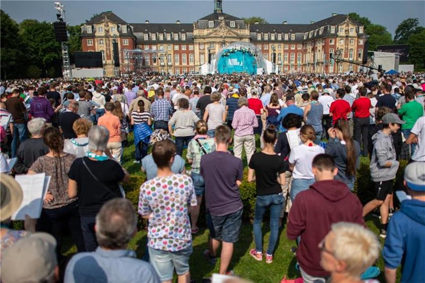 Kirche erhofft sich Image-Aufbesserung nach Katholikentag Tausende Besucher nehmen an dem Hauptgottesdienst des Katholikentages auf dem Schlossplatz in Münster teil. Foto: Guido Kirchner