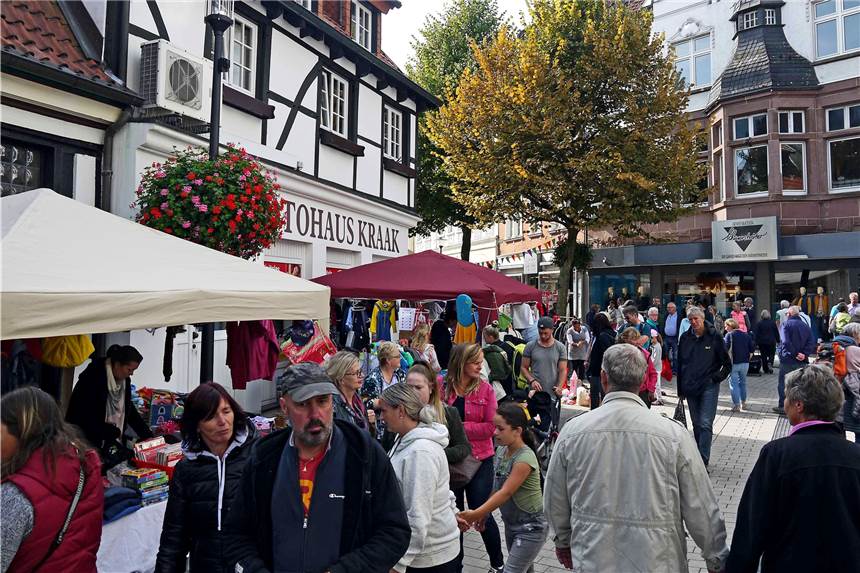 Werner Familienflohmarkt 2018: Auf der Suche nach dem Koffer aus „Eat Pray Love“ Tausende Besucher strömten am Samstag in die Innenstadt. Anders als im vergangenen Jahr spielte dieses Mal auch das Wetter mit beim Werner Familienflohmarkt.