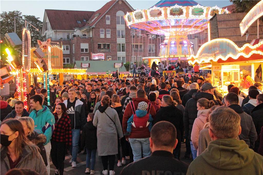Blick in die Sim-Jü-Historie: Über Gesindel und Krawall auf der Kirmes Besucher drängen sich um das Kettenkarussell auf Sim-Jü.