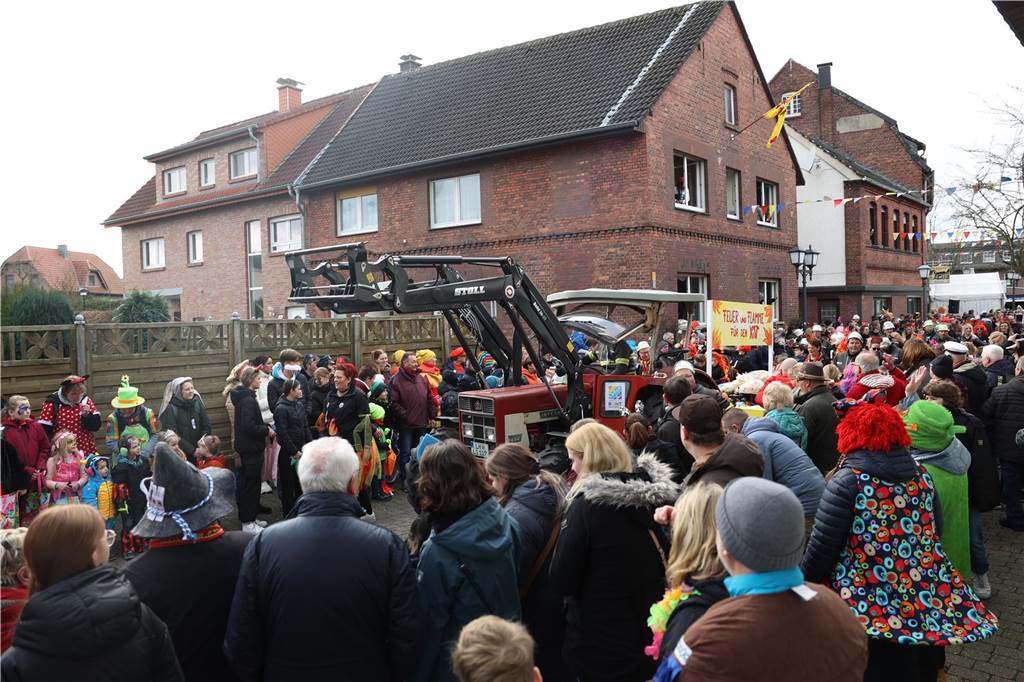 Rund 1500 Besucherinnen und Besucher stehen während des Karnevalsumzugs in Olfen an den Straßen.