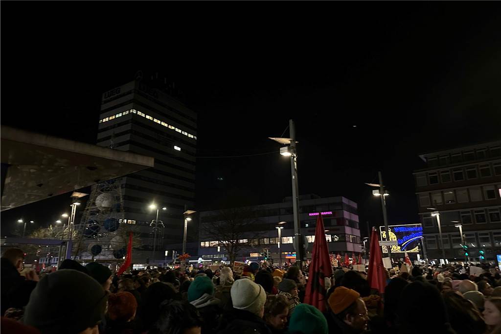 Viele Demos gegen Rechtsextremismus in NRW am Wochenende: Wir berichten im Ticker Tausende demonstrieren in Bochum gegen AfD und Rechts.