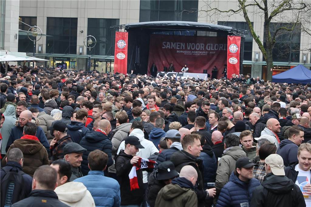 BVB-Fans in Dortmund auf dem Alten Markt.