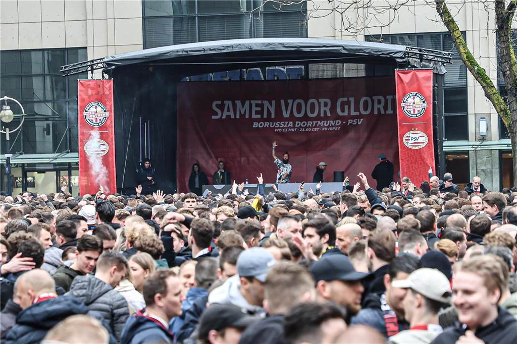 BVB-Fans in Dortmund auf dem Alten Markt.