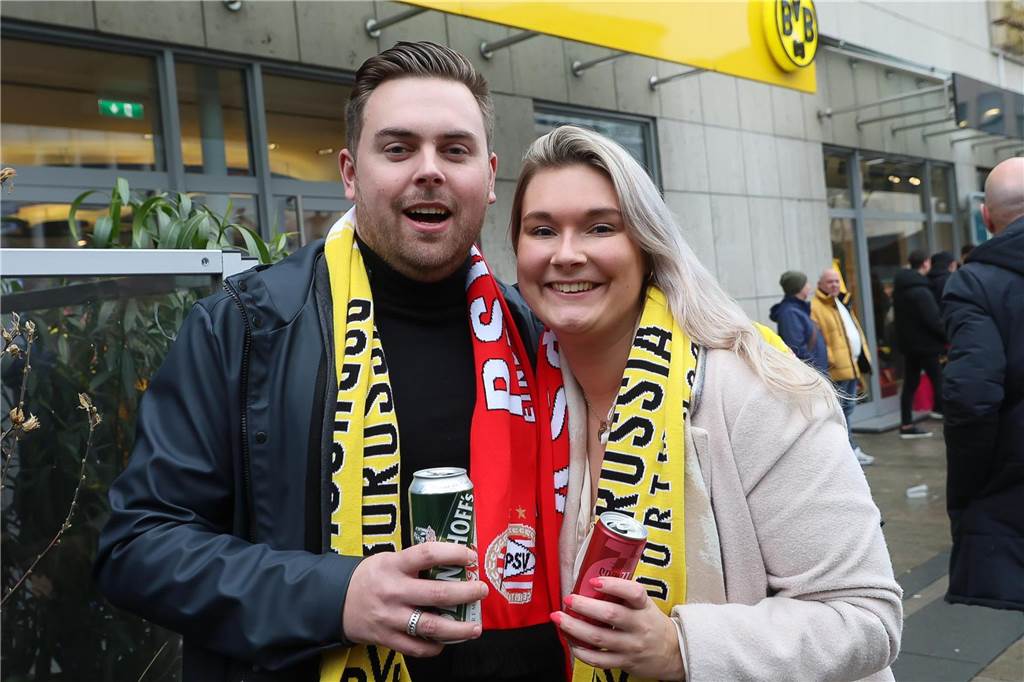 BVB-Fans in Dortmund auf dem Alten Markt.