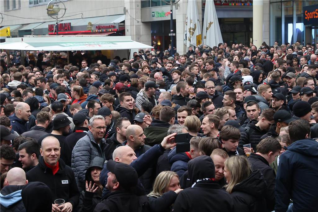 BVB-Fans in Dortmund auf dem Alten Markt.