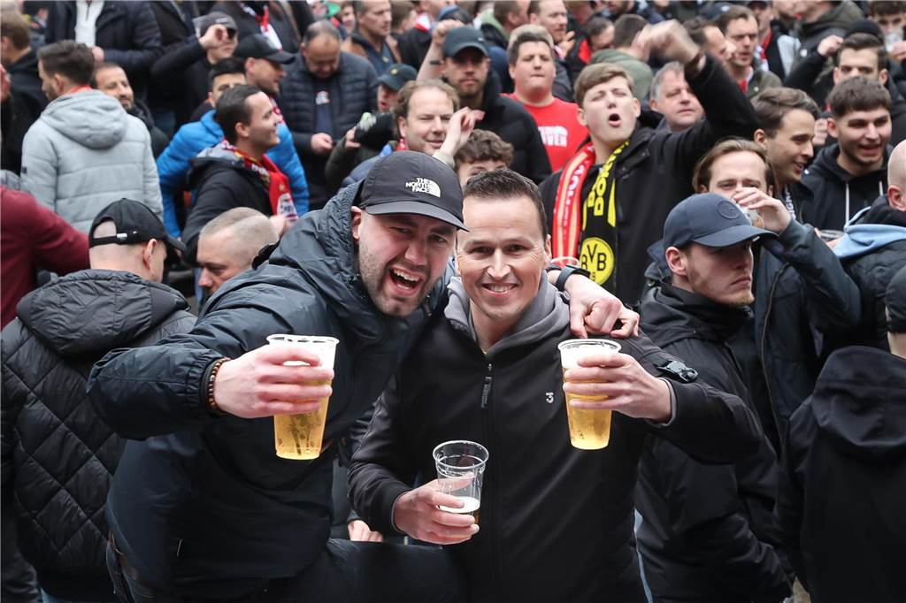 BVB-Fans in Dortmund auf dem Alten Markt.