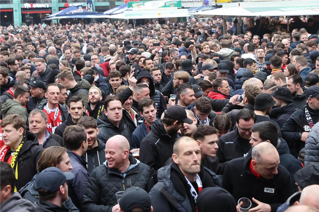 BVB-Fans in Dortmund auf dem Alten Markt.