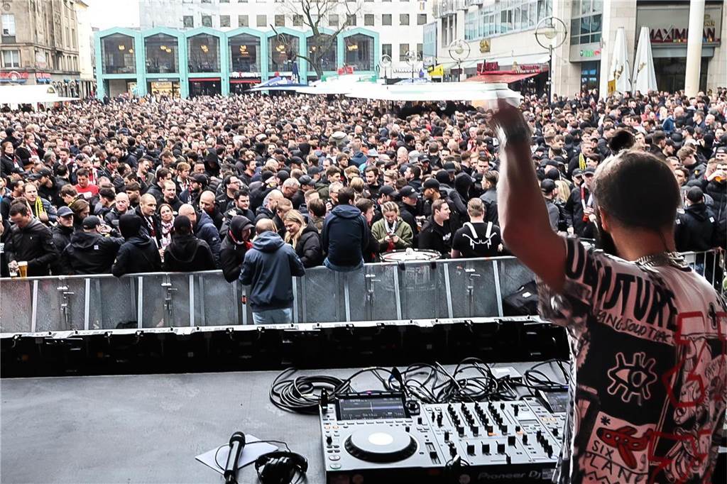BVB-Fans in Dortmund auf dem Alten Markt.
