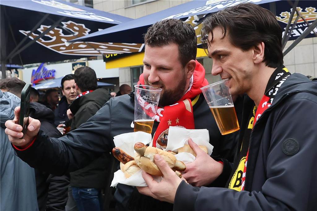 BVB-Fans in Dortmund auf dem Alten Markt.