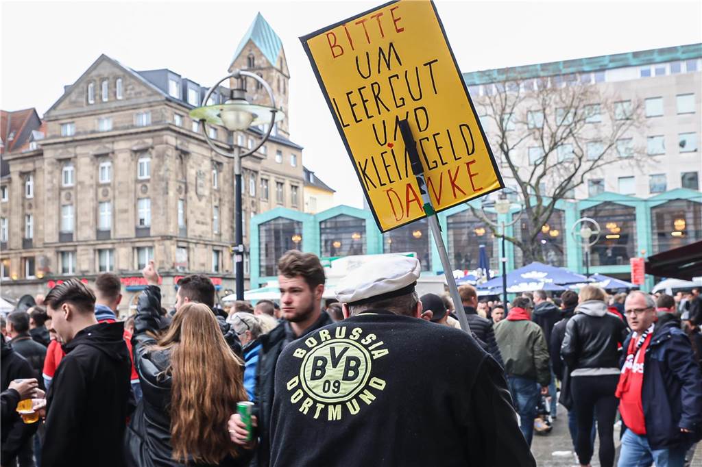 BVB-Fans in Dortmund auf dem Alten Markt.