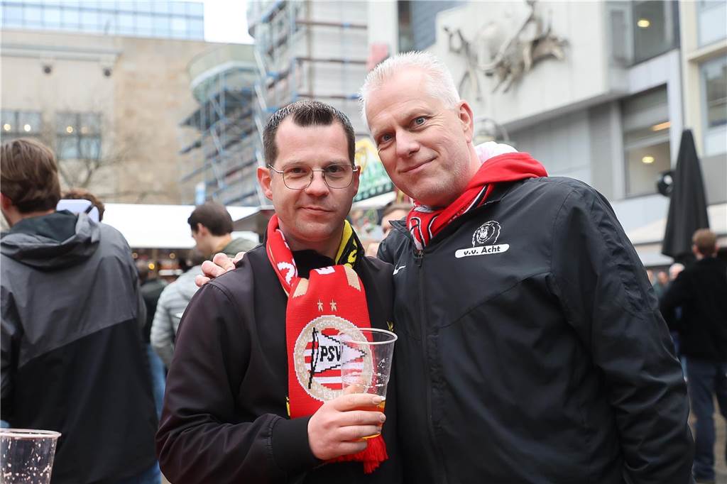 BVB-Fans in Dortmund auf dem Alten Markt.