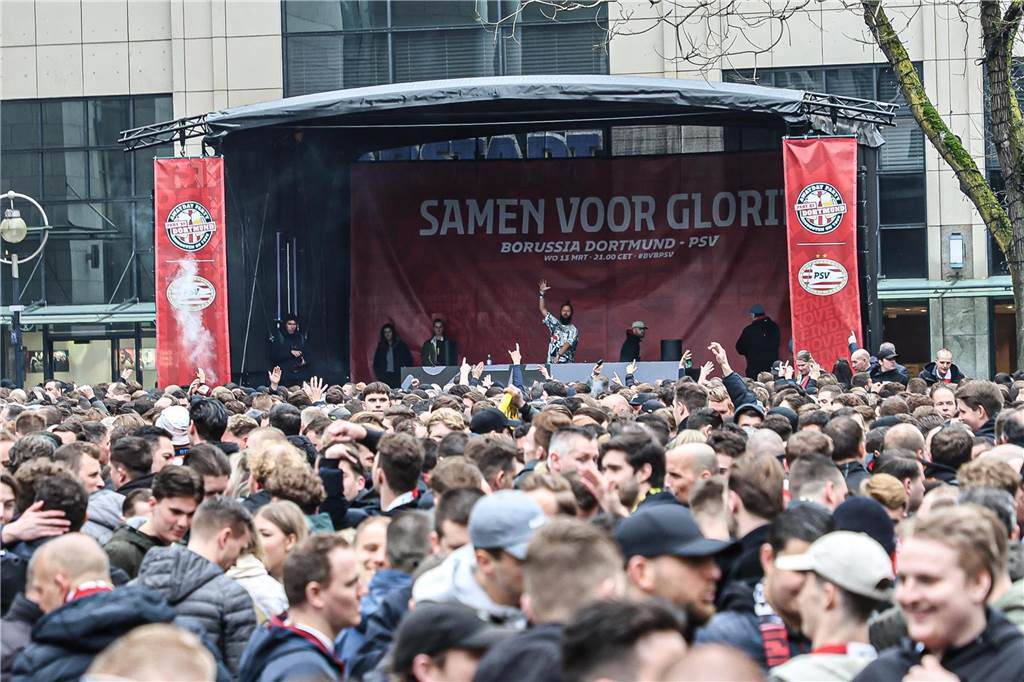 BVB-Fans in Dortmund auf dem Alten Markt.