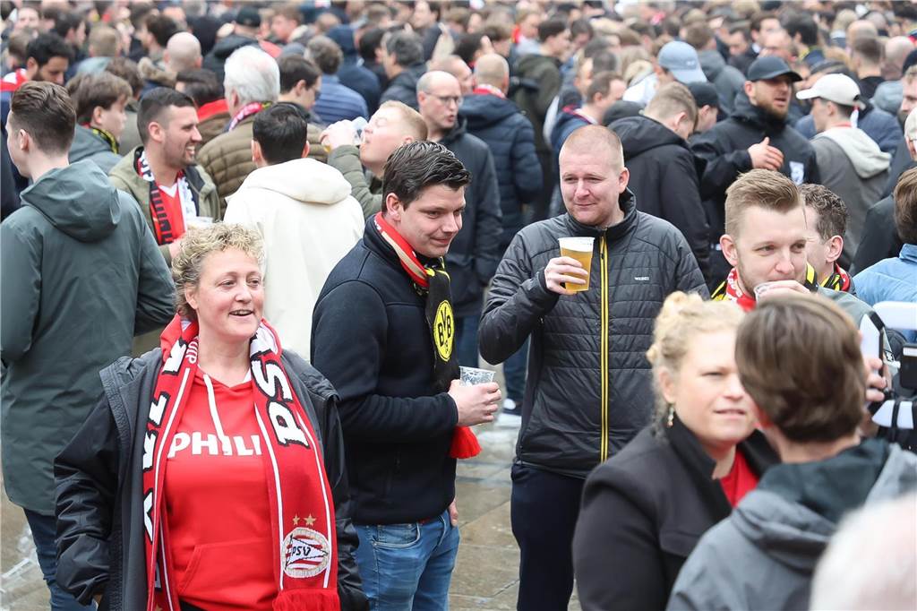 BVB-Fans in Dortmund auf dem Alten Markt.