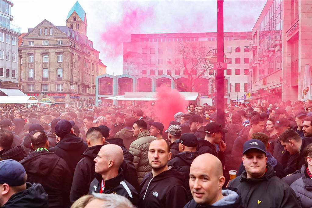 BVB-Fans in Dortmund auf dem Alten Markt.
