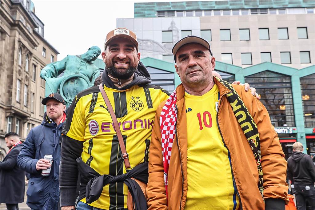 BVB-Fans in Dortmund auf dem Alten Markt.