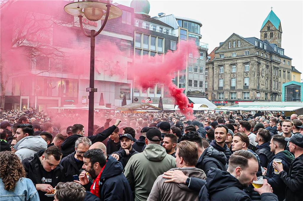 BVB-Fans in Dortmund auf dem Alten Markt.