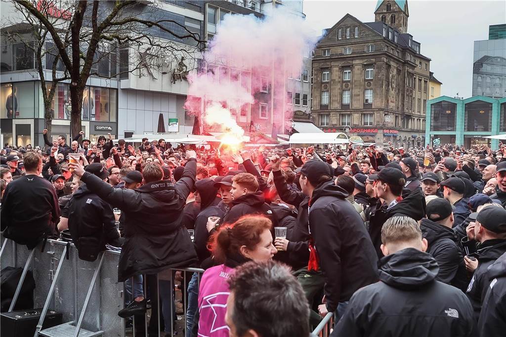 BVB-Fans in Dortmund auf dem Alten Markt.
