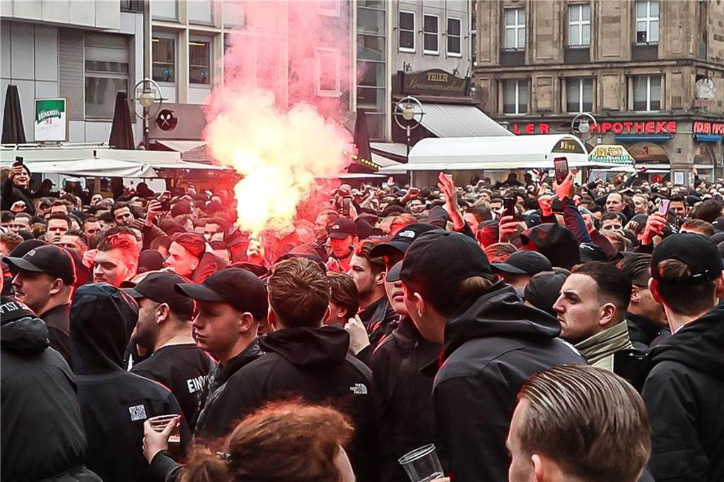 BVB-Fans in Dortmund auf dem Alten Markt.