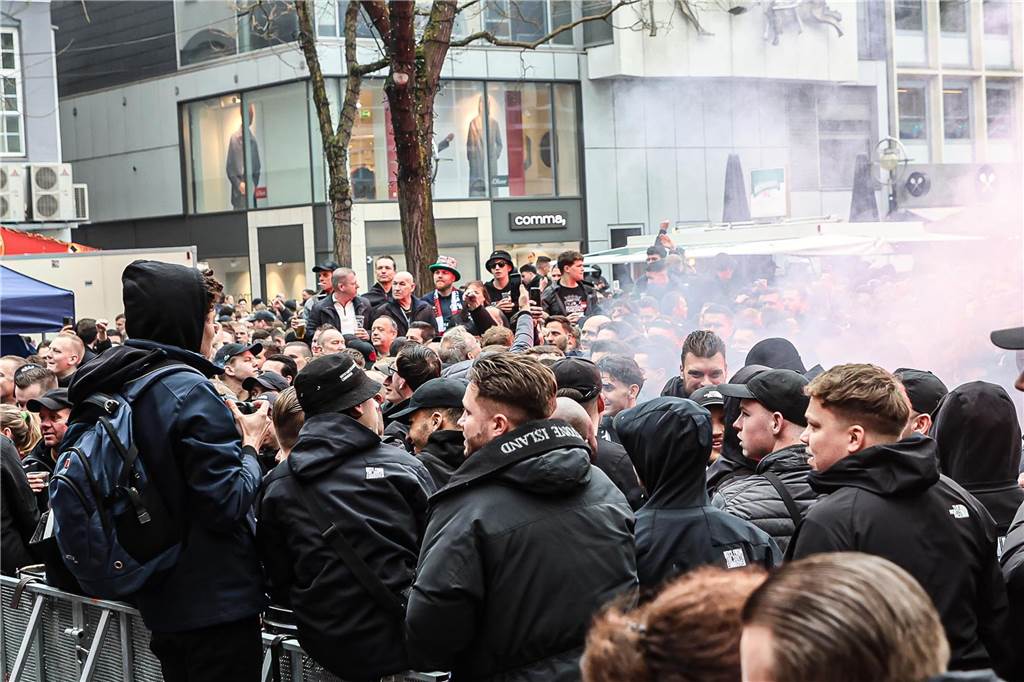 BVB-Fans in Dortmund auf dem Alten Markt.