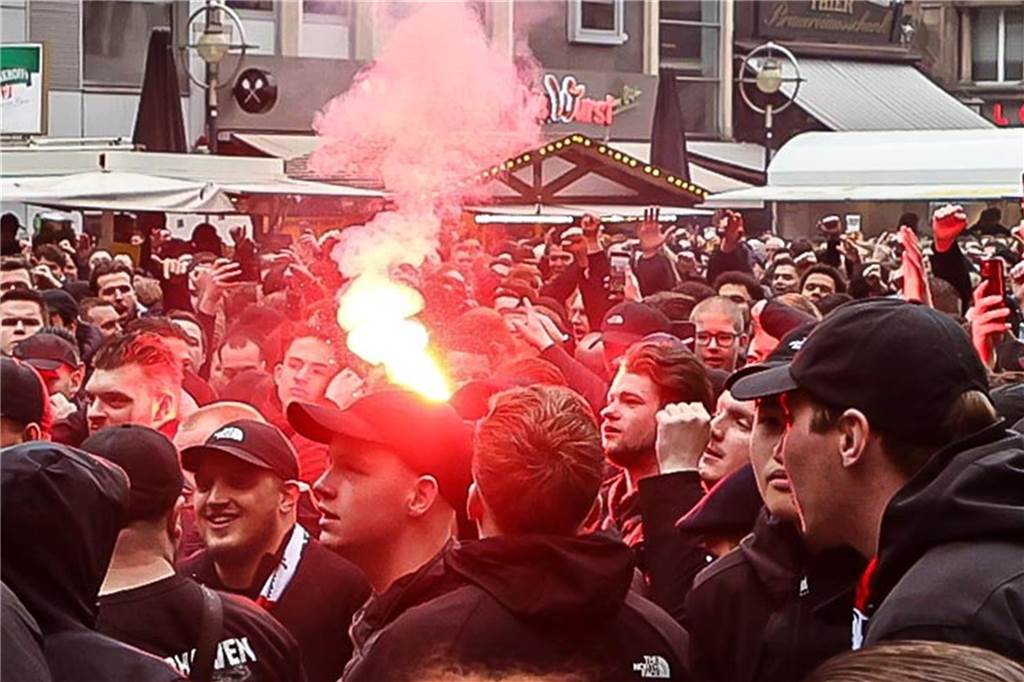 BVB-Fans in Dortmund auf dem Alten Markt.