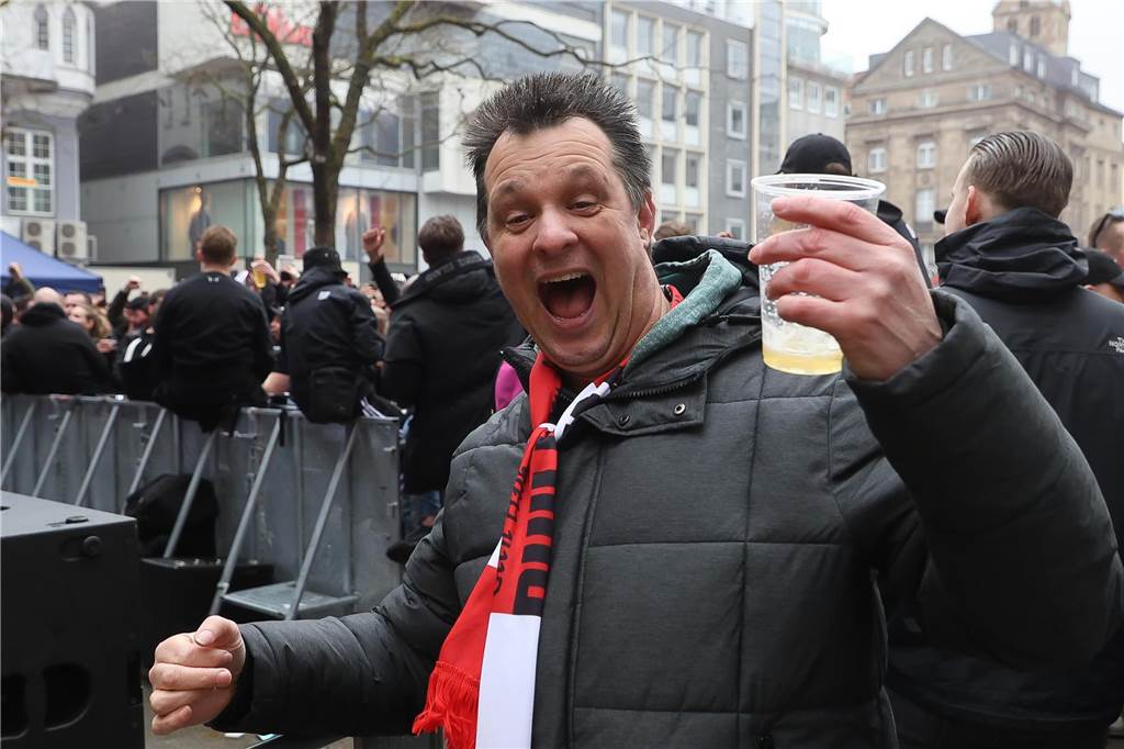 BVB-Fans in Dortmund auf dem Alten Markt.