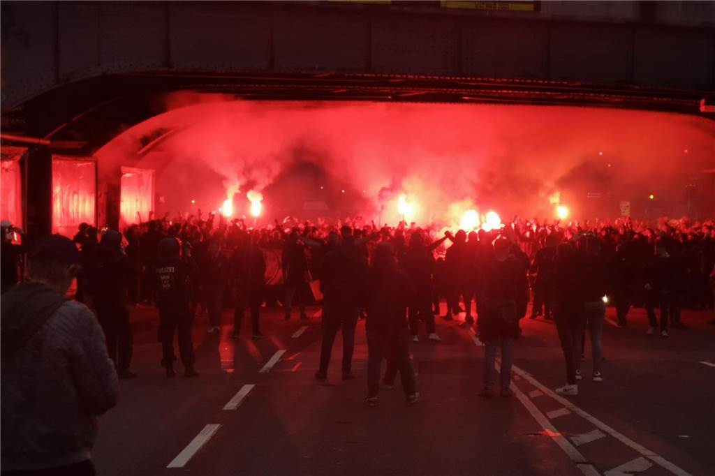 BVB-Fans in Dortmund auf dem Alten Markt.