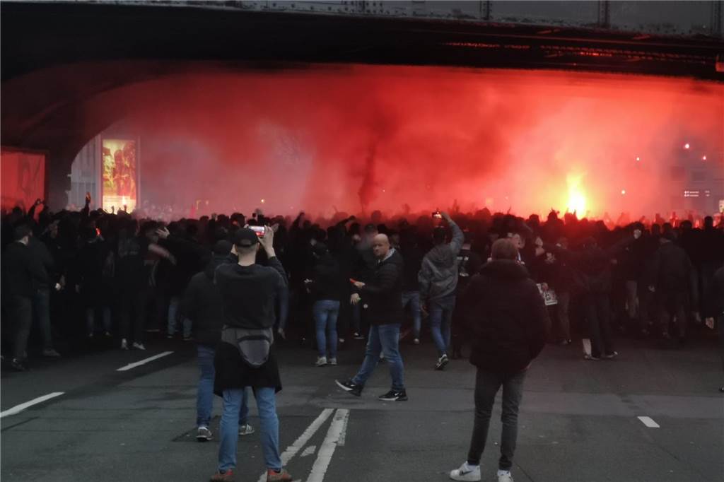 BVB-Fans in Dortmund auf dem Alten Markt.