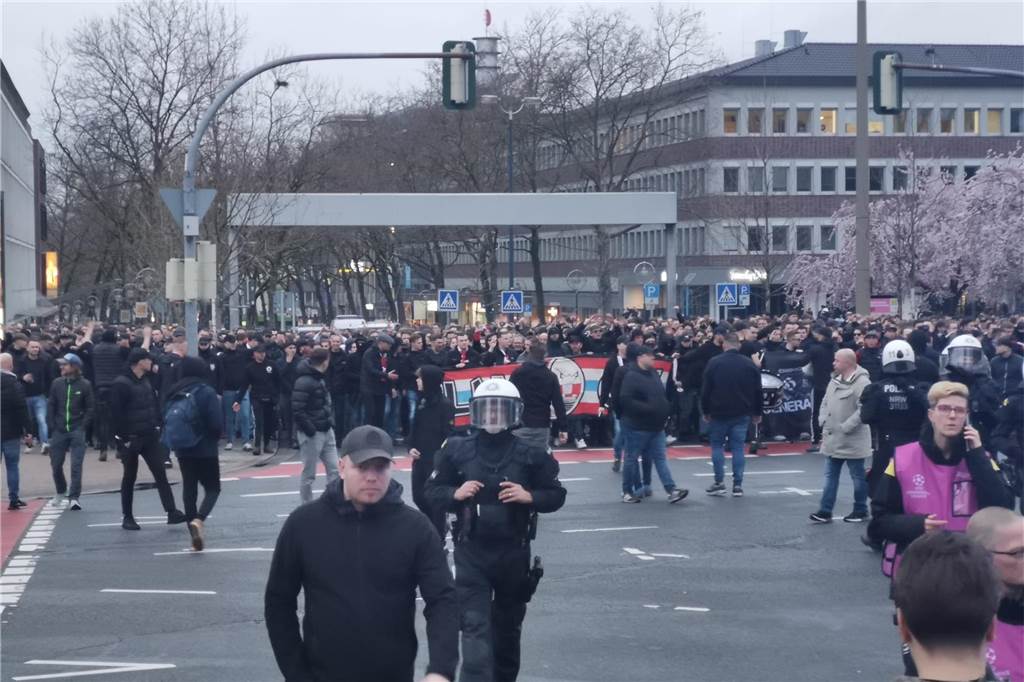 BVB-Fans in Dortmund auf dem Alten Markt.