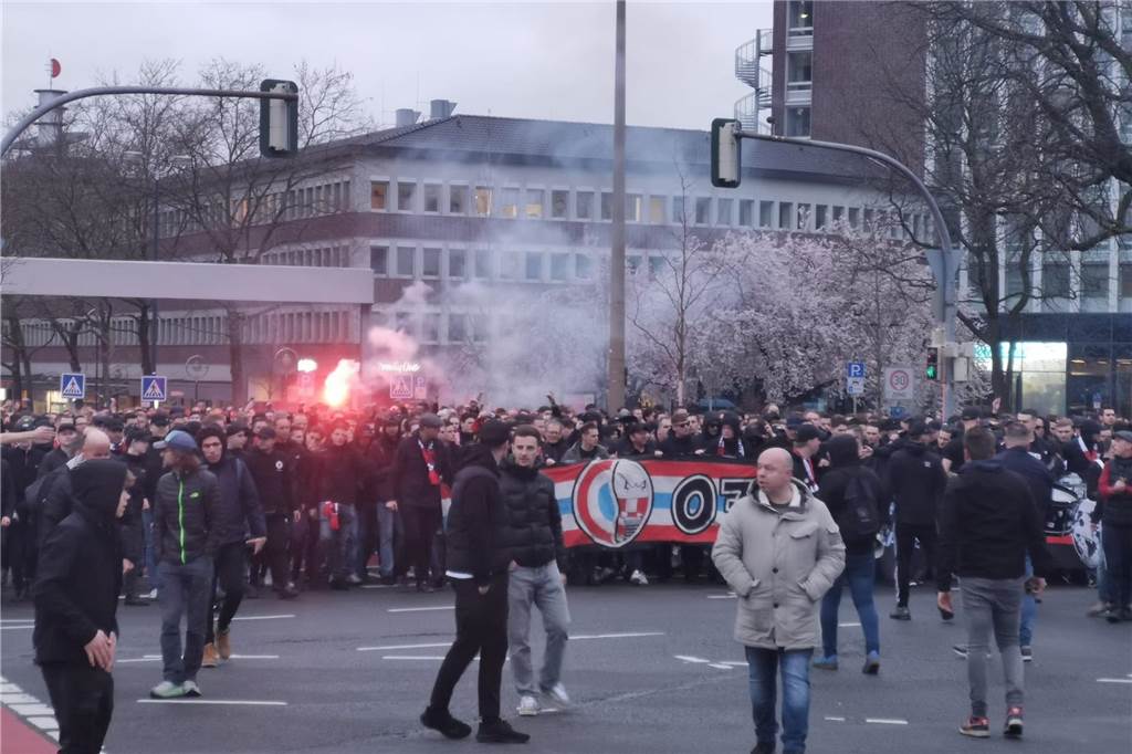 BVB-Fans in Dortmund auf dem Alten Markt.