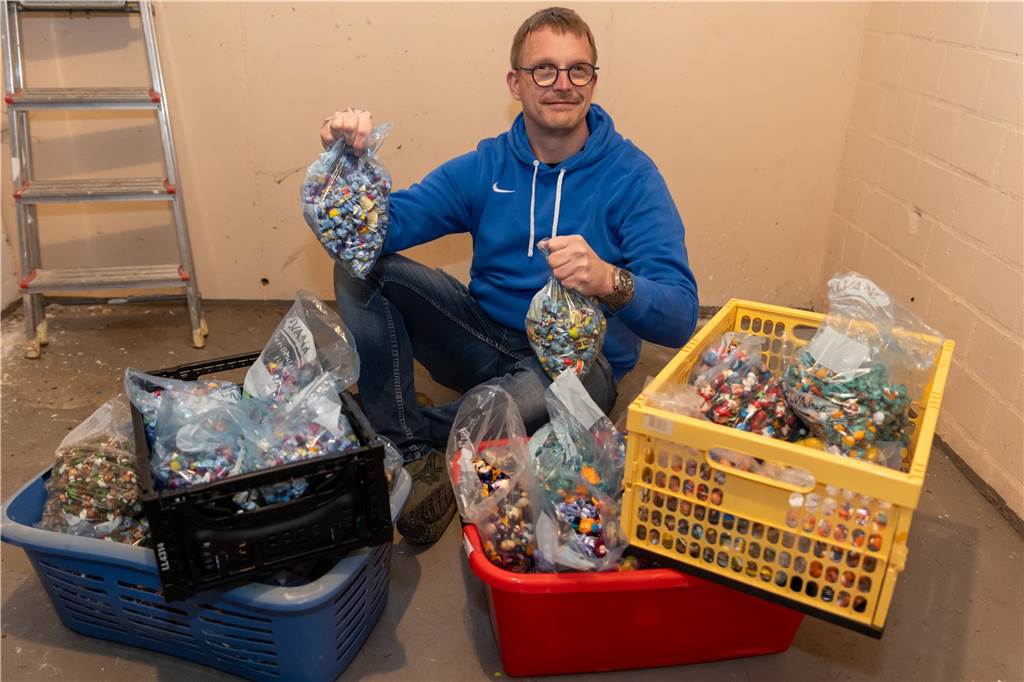 Über 5.000 Figuren aus dem Ü-Ei: Sammlung war mal 20.000 Euro wert Christian Litmeier sitzt neben seiner Sammlung.