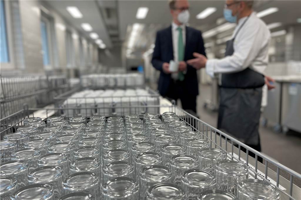 „Wir kochen hier wirklich!“ So arbeitet die neue Bio-Großküche in Castrop-Rauxel Tausende Gläser, Tassen und anderes Geschirr und Besteck werden hier am Gesundheitscampus künftig täglich gereinigt. Das geschieht an einer Spülmaschinen-Straße. Rebional-Geschäftsführer Klaus Richter und Betriebsleiter Thomas Stauch (r.) besprechen letzte Details vor der Eröffnung.