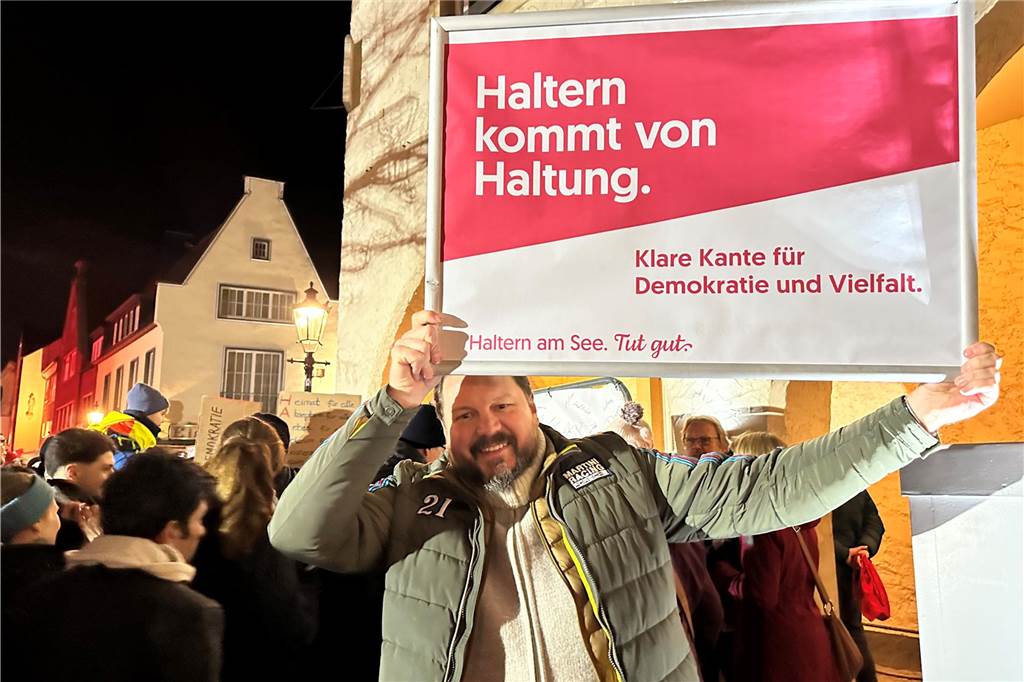 Planungen für AfD-Stadtverband in Haltern sind „in vollem Gange“ Mann hält Demo-Plakat hoch