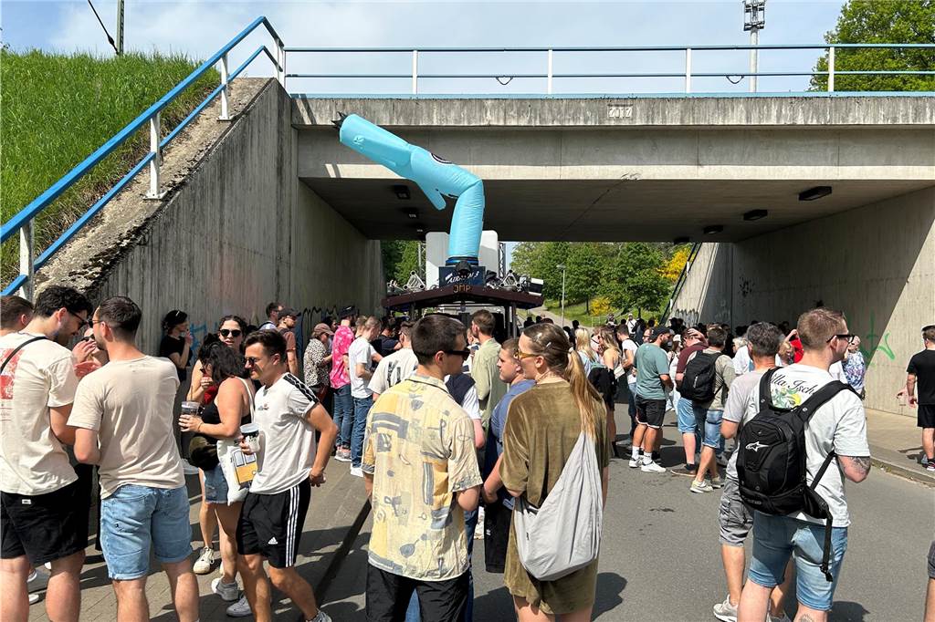 Tausende Halterner sind am 1. Mai 2024 gemeinsam um den Stausee gewandert.