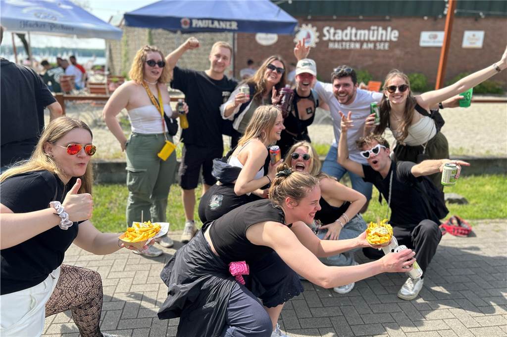 Tausende Halterner sind am 1. Mai 2024 gemeinsam um den Stausee gewandert.